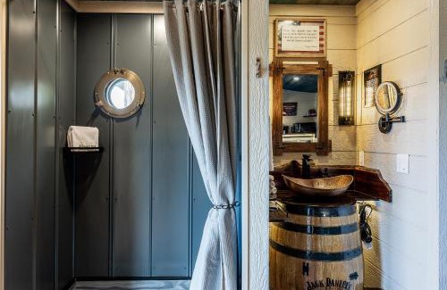 Sevierville Chalet De Esquí | "Land of the Free, Home of the Brave" Double Luxury Treehouse for 12 Near Dollywood & Pigeon Forge