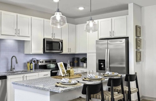 Candler Apartamento | Landing | Stunning 1BD, Pool, Clubhouse