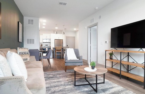 Sanford Apartamento | Landing | Chic 1BD, Courtyard, Gym