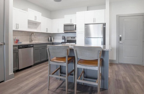Sanford Apartamento | Landing | Chic 1BD, Courtyard, Gym