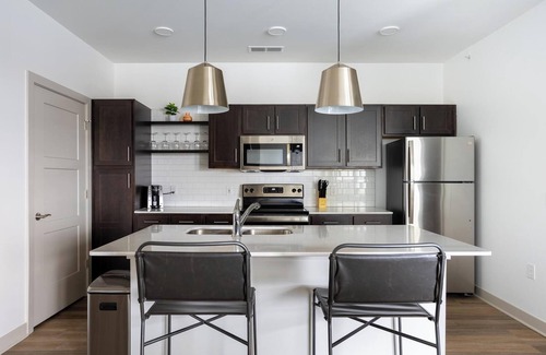 McCordsville Apartamento | Landing | Beautiful 2BD, Pool, Rooftop Lounge