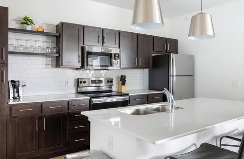 McCordsville Apartamento | Landing | Beautiful 2BD, Pool, Rooftop Lounge