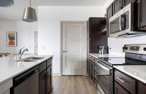 McCordsville Apartamento | Landing | Beautiful 2BD, Pool, Rooftop Lounge