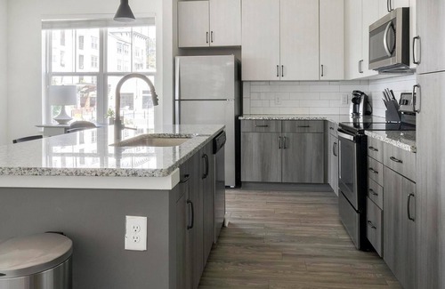 Mableton Apartamento | Landing | Stylish 2BD, Pool, Gym