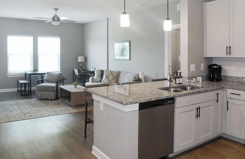 Fort Myers Apartamento | Landing | Amazing 2BD, Pool, Yoga Studio