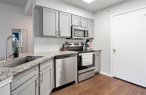 San Antonio Apartamento | Landing | Stylish 2BD, Gym, Pool