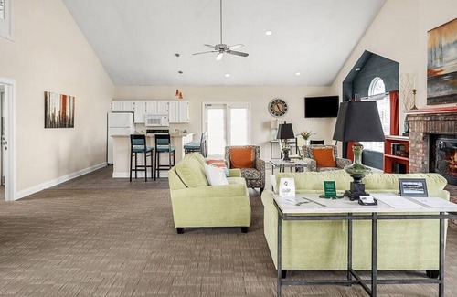 Fort Wayne Apartamento | Landing at Island Club - 1 Bedroom in Downtown Fort Wayne