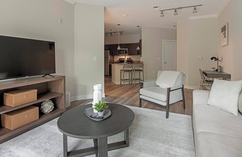 Chillum Apartamento | Landing | Beautiful 1BD, Courtyard, Gym