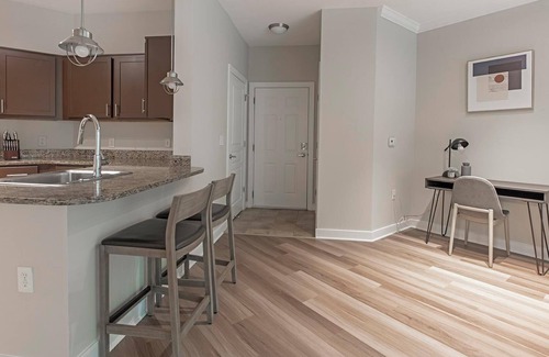 Chillum Apartamento | Landing | Beautiful 1BD, Courtyard, Gym