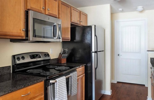 Sweetbriar Apartamento | Landing | Modern 1BD, Courtyard, Pool