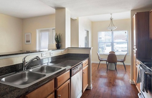 Sweetbriar Apartamento | Landing | Modern 1BD, Courtyard, Pool