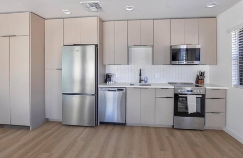 North Mountain Apartamento | Landing | Chic 1BD, Game Room, Gym