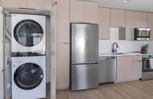 North Mountain Apartamento | Landing | Chic 1BD, Game Room, Gym