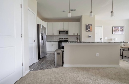 Huntersville Apartamento | Landing | Chic 1BD, Game Room, Pool
