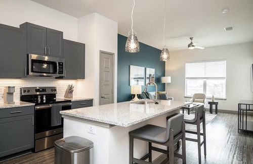 Lockhart Apartamento | Landing | Chic 1BD, Gym, Clubhouse