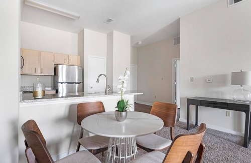 New Pathways Apartamento | Landing | Modern 1BD, Clubhouse, Pool