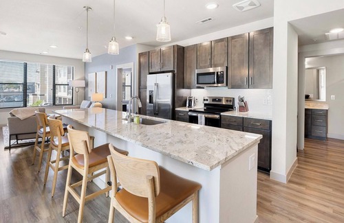 Bellview Apartamento | Landing | Chic 2BD, Gym, Pool