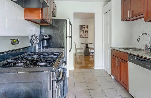 Greenbelt Apartamento | Landing | Chic 2BD, Gym, Pool