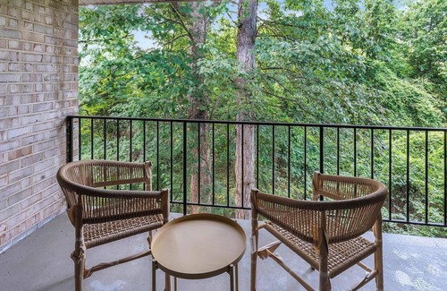 Greenbelt Apartamento | Landing | Chic 2BD, Gym, Pool