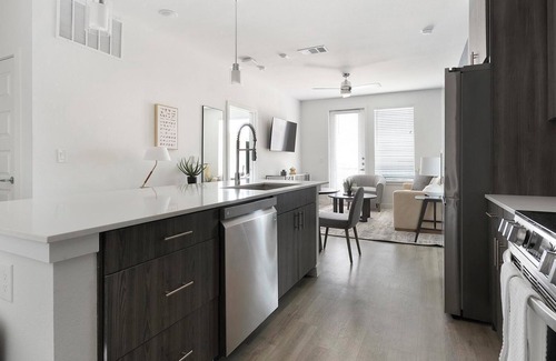 San Antonio Apartamento | Landing | Chic 2BD, Pool, Clubhouse