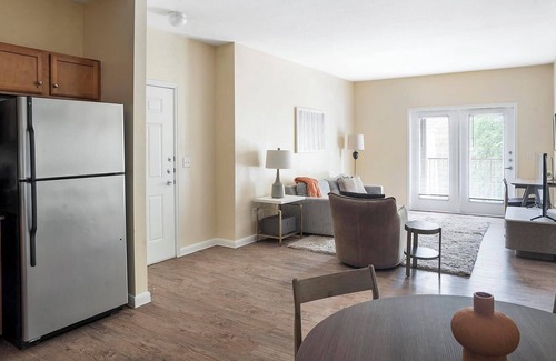 Sweetbriar Apartamento | Landing | Incredible 2BD, Gym, Courtyard