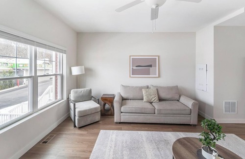 Willow Springs Apartamento | Landing | Chic 2BD, Pool, Gym