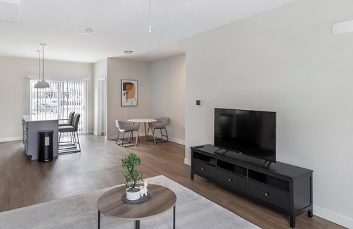 Willow Springs Apartamento | Landing | Chic 2BD, Pool, Gym