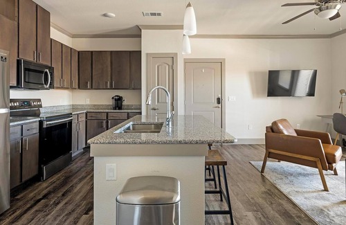 Manor Apartamento | Landing | Stylish 1BD, Pool, Gym