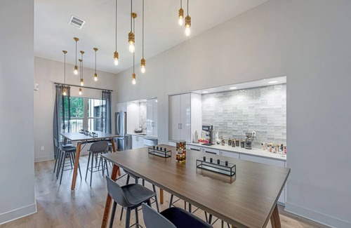 Pine Forest Apartamento | Landing | Spectacular 2BD, Clubhouse, Gym