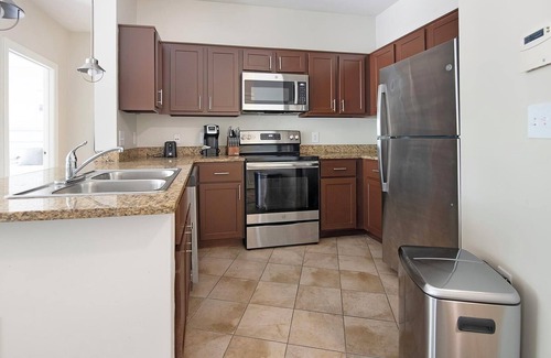 Chillum Apartamento | Landing | Incredible 2BD, Pool, Clubhouse