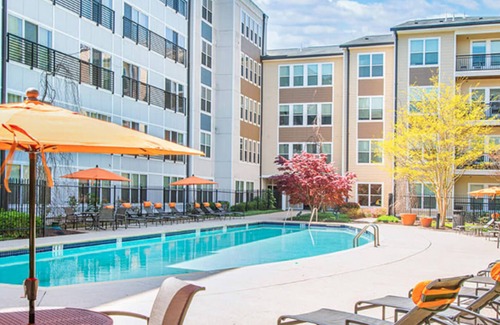 Chillum Apartamento | Landing | Incredible 2BD, Pool, Clubhouse
