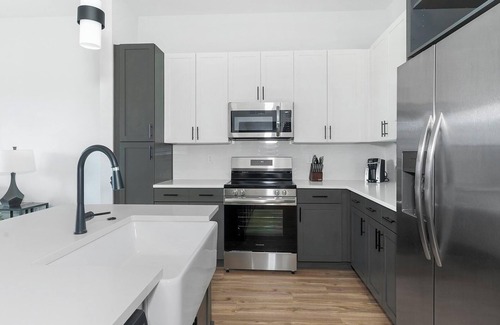 St. Nicholas Apartamento | Landing | Modern 1BD, Pool, Clubhouse