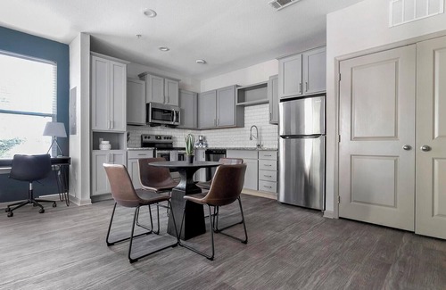 Paw Creek Apartamento | Landing | Modern 1BD, Gym, Game Room