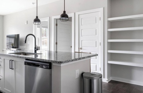 Mableton Apartamento | Landing | Stylish 1BD, Pool, Gym