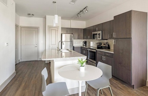 Haltom City Apartamento | Landing | Chic 1BD, Clubhouse, Yoga Studio