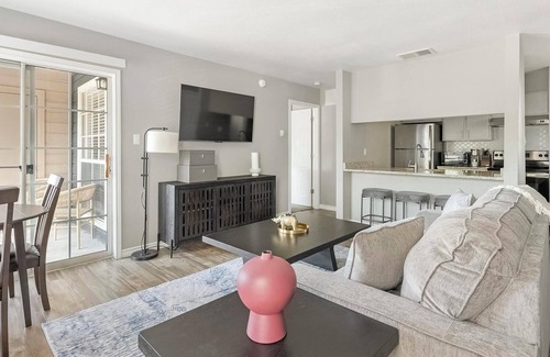 Royal Ridge Apartamento | Landing | Modern 1BD, Clubhouse, Pool