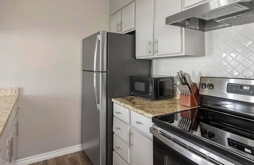 Royal Ridge Apartamento | Landing | Modern 1BD, Clubhouse, Pool