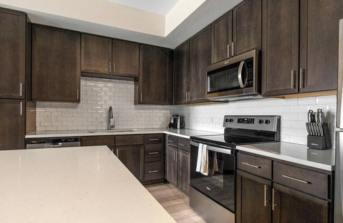 Palmetto Apartamento | Landing | Modern 1BD, Clubhouse, Pool