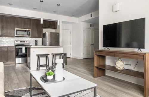 Palmetto Apartamento | Landing | Modern 1BD, Clubhouse, Pool