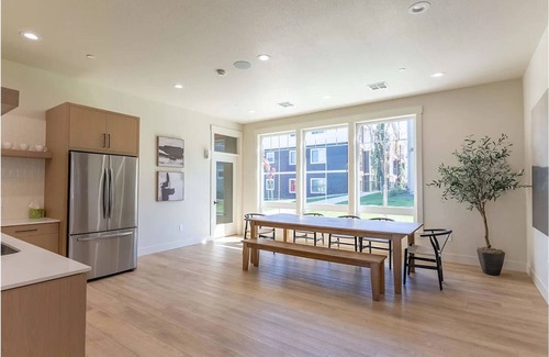 Molalla Apartamento | Landing | Modern 2BD, Clubhouse, Pool