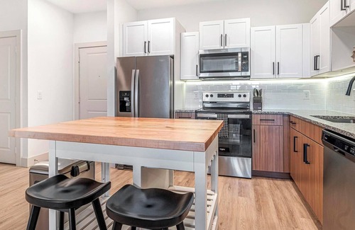 Sanford Apartamento | Landing | Modern 2BD, Pool, Gym