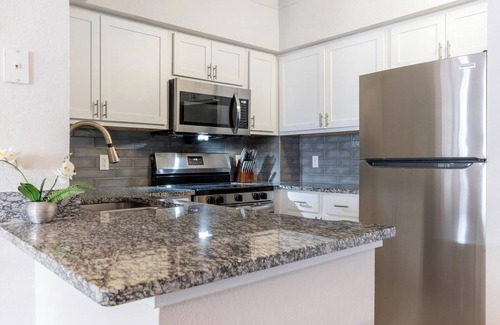 Metro West Apartamento | Landing | Stunning 1BD, Gym, Pool