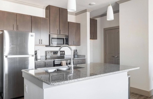 Manor Apartamento | Landing | Beautiful 1BD, Pool, Courtyard