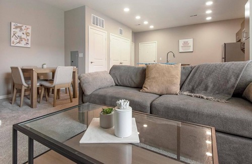 Chesterfield Apartamento | Landing | Stunning 2BD, Clubhouse, Pool
