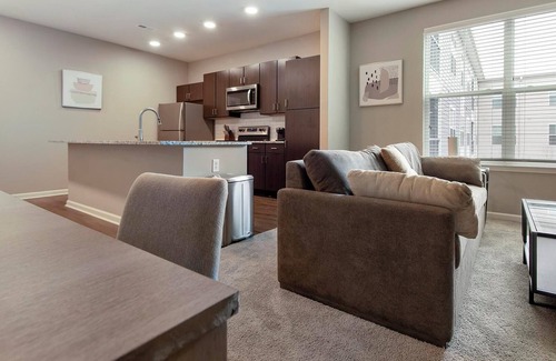 Chesterfield Apartamento | Landing | Stunning 2BD, Clubhouse, Pool