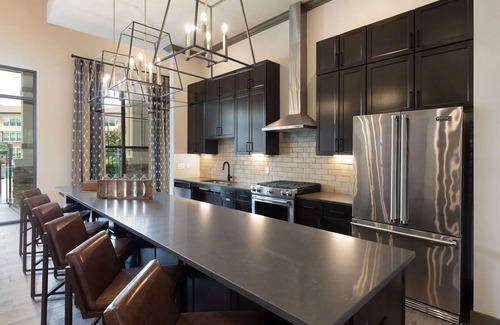 Klein Apartamento | Landing | Stunning 2BD, Gym, Clubhouse