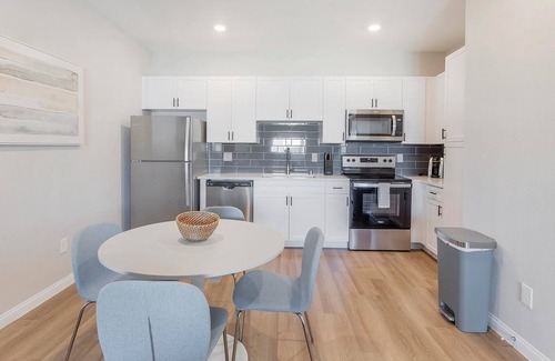 Townsite Apartamento | Landing | Stylish 2BD, Rooftop Lounge, Pool