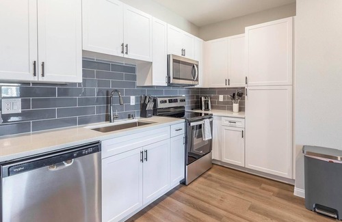 Townsite Apartamento | Landing | Stylish 2BD, Rooftop Lounge, Pool