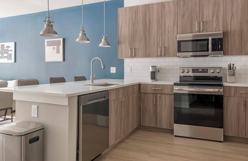 Town Center Apartamento | Landing | Chic 1BD, Game Room, Rooftop Lounge