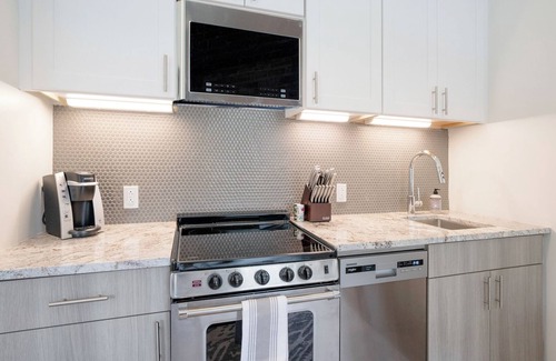 Berryessa Apartamento | Landing | Stylish 1BD in Five Points South